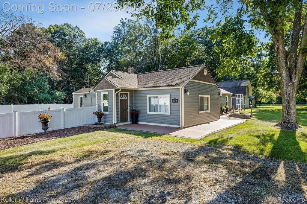 423 East Road Holly Village MI 48442