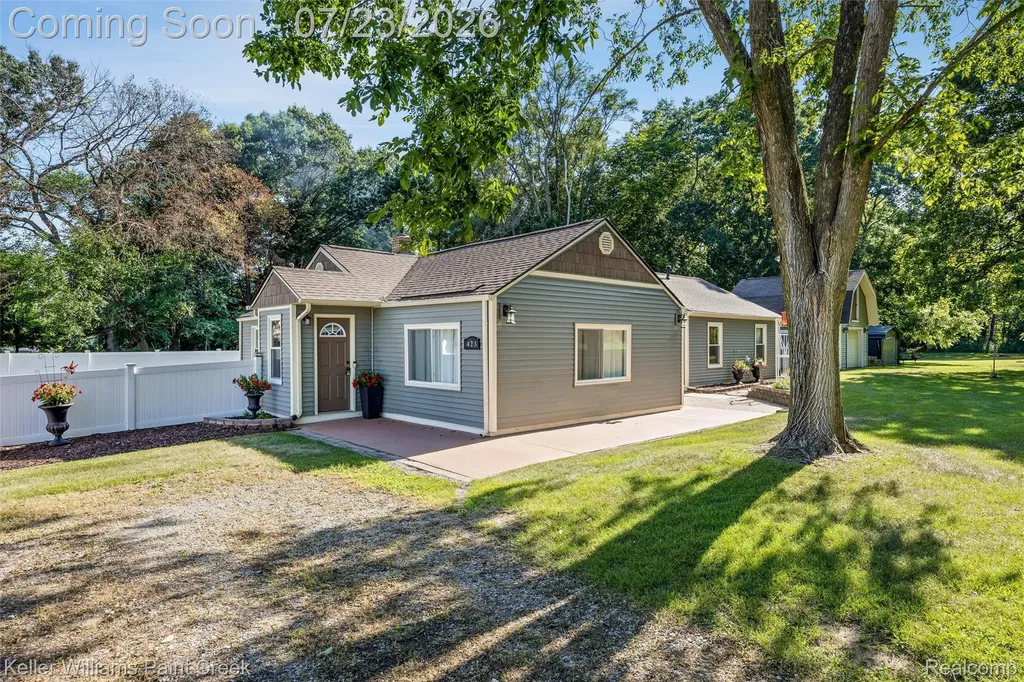 423 East Road Holly Village MI 48442