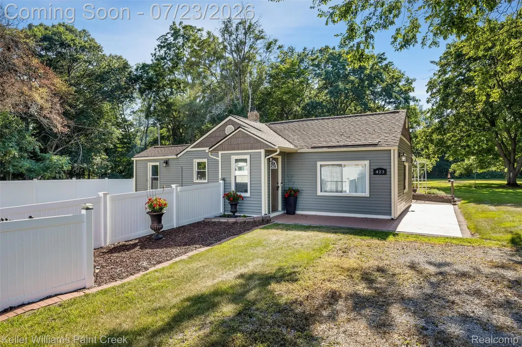 423 East Road Holly Village MI 48442