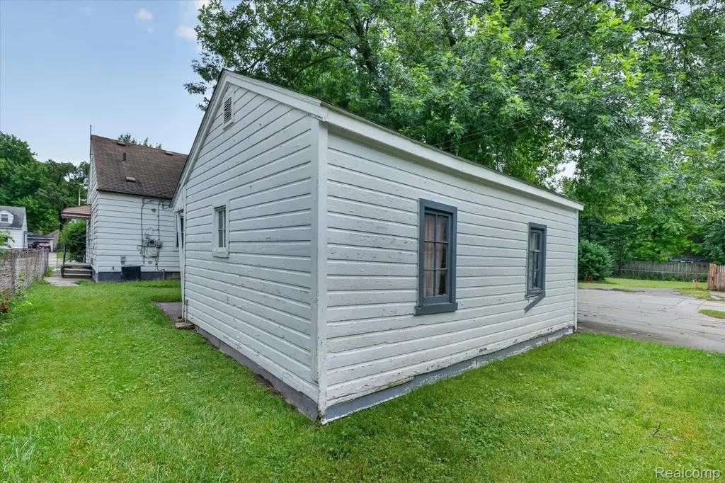 19209 Beaconsfield Street Harper Woods City MI 48225