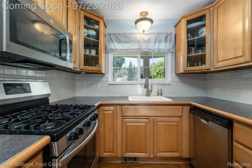 2611 Quail Run Street Oakland Charter Township MI 48306
