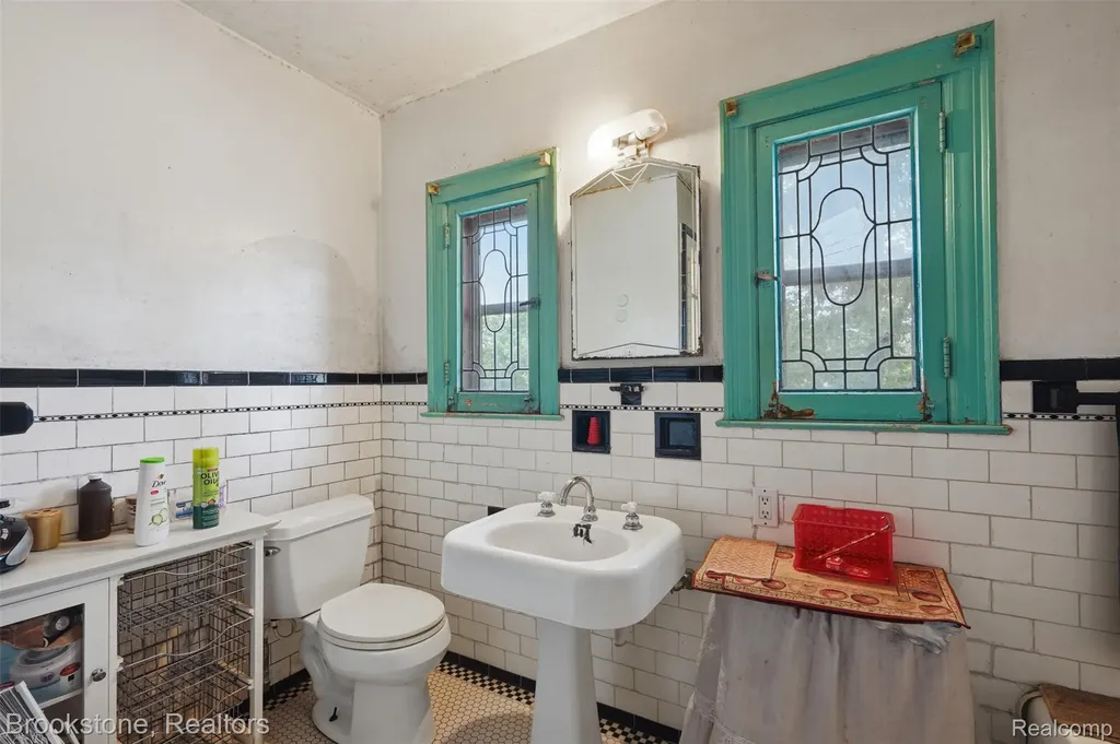 18939 Santa Barbara Drive Detroit City MI 48221