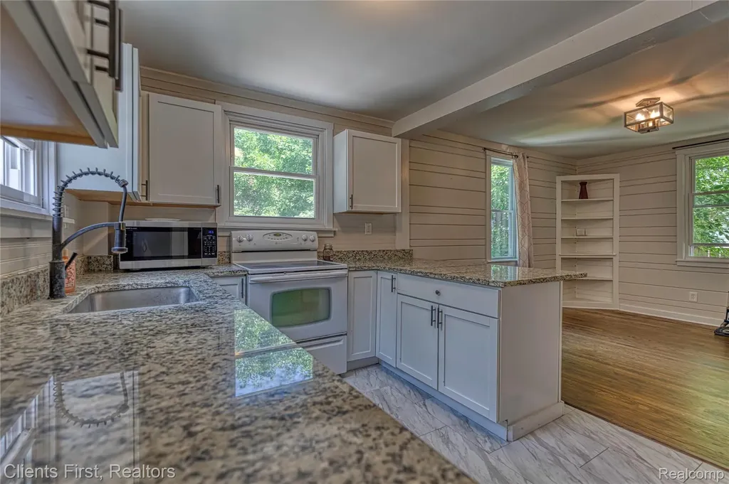 4258 Seeden Street Waterford Charter Township MI 48329