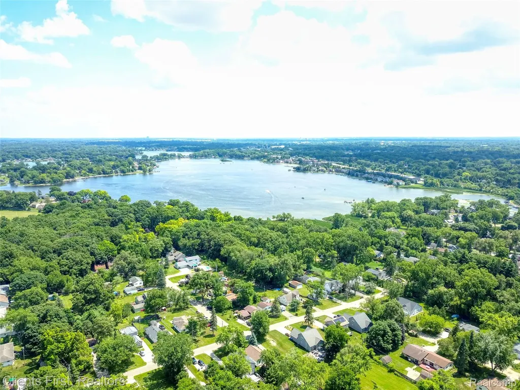4258 Seeden Street Waterford Charter Township MI 48329