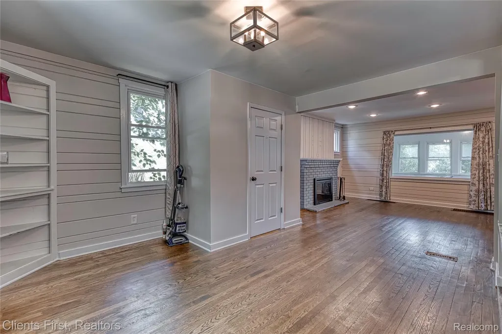 4258 Seeden Street Waterford Charter Township MI 48329
