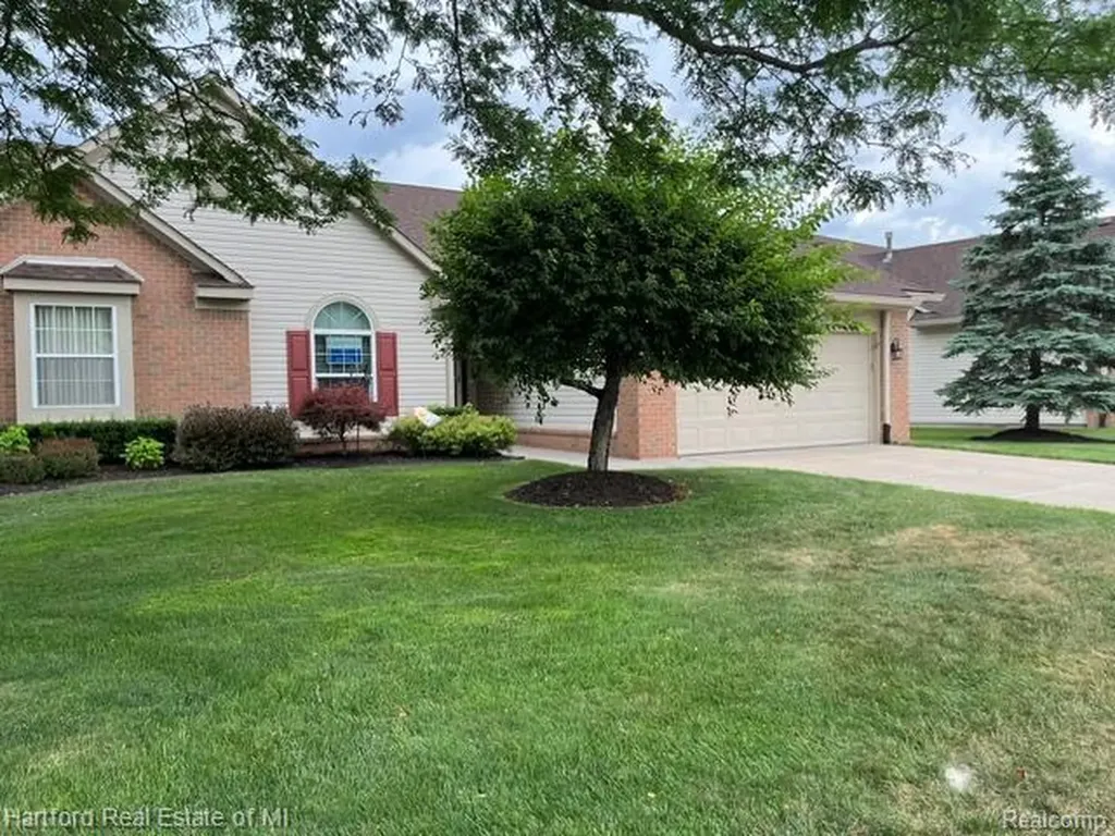 386 N Oak Drive Commerce Charter Township MI 48390
