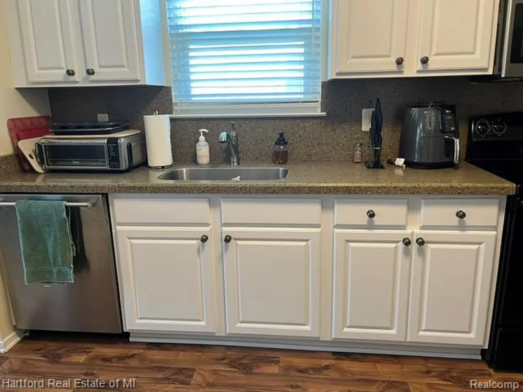 386 N Oak Drive Commerce Charter Township MI 48390