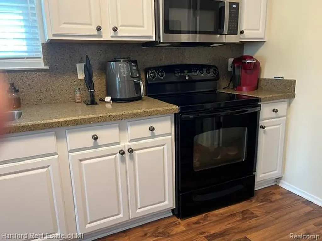 386 N Oak Drive Commerce Charter Township MI 48390