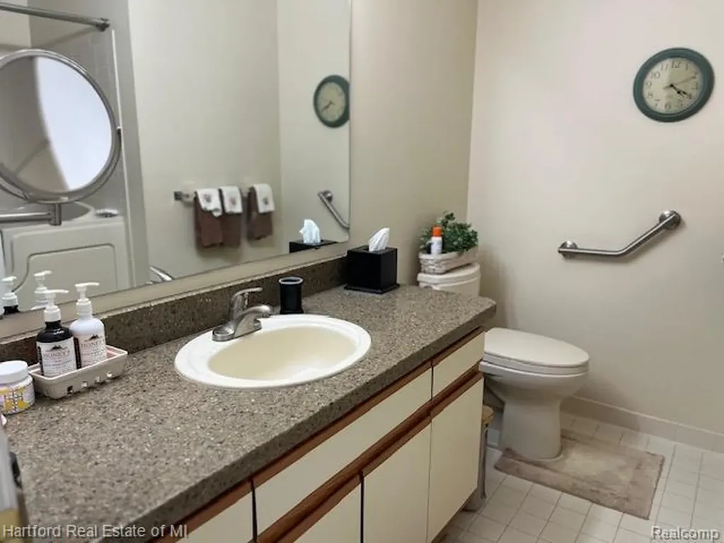 386 N Oak Drive Commerce Charter Township MI 48390