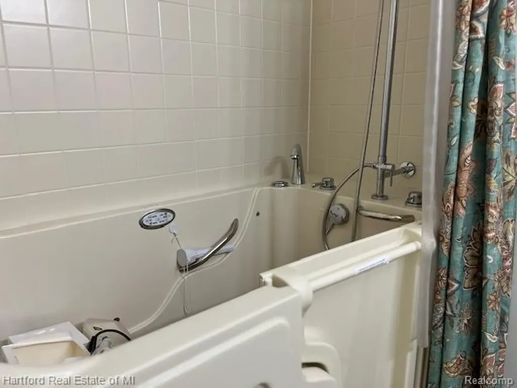386 N Oak Drive Commerce Charter Township MI 48390