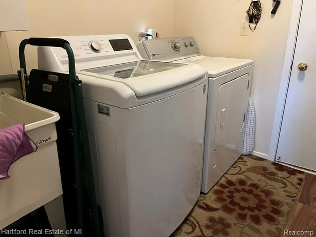 386 N Oak Drive Commerce Charter Township MI 48390