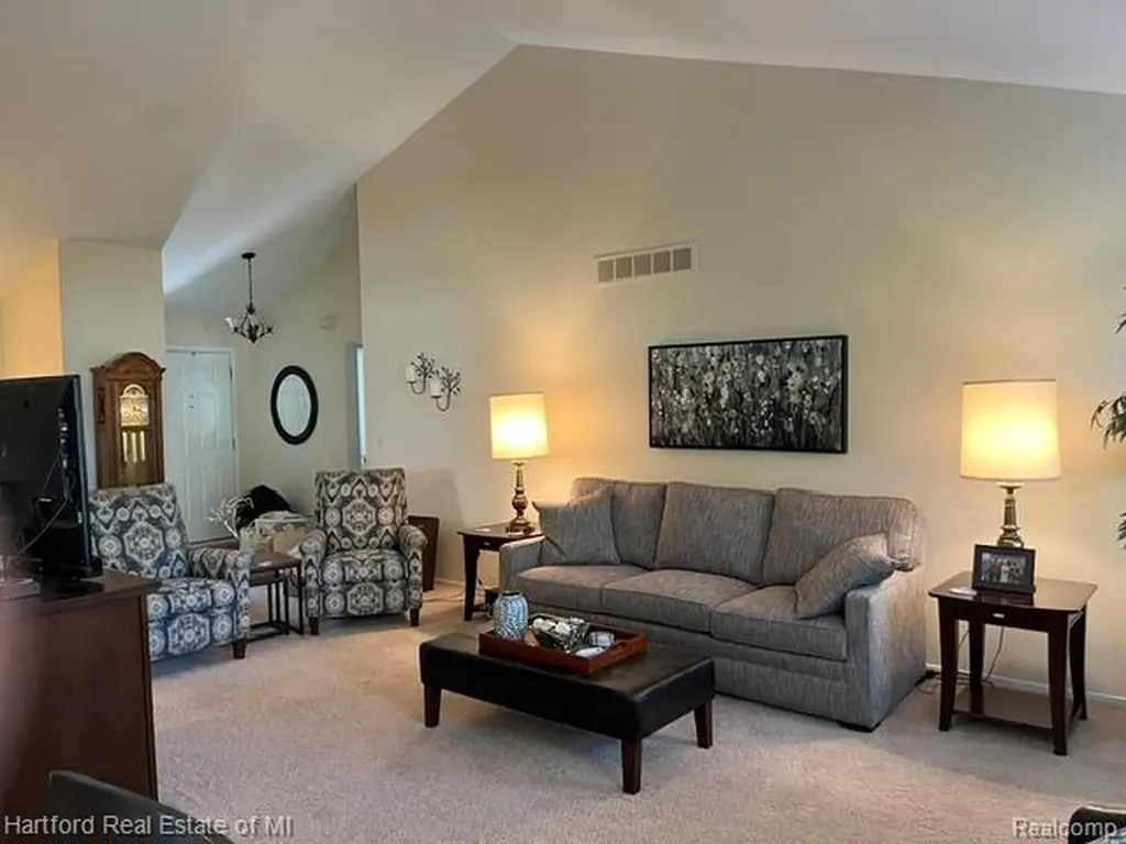 386 N Oak Drive Commerce Charter Township MI 48390