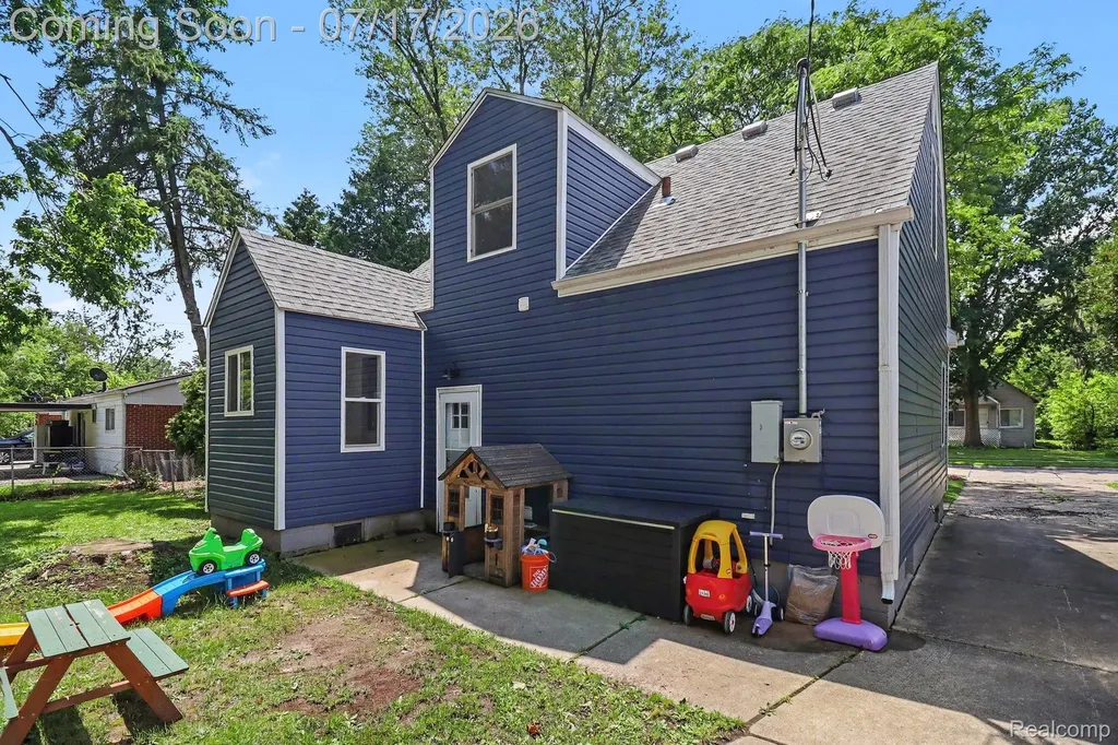 28304 Glasgow Street Southfield City MI 48076