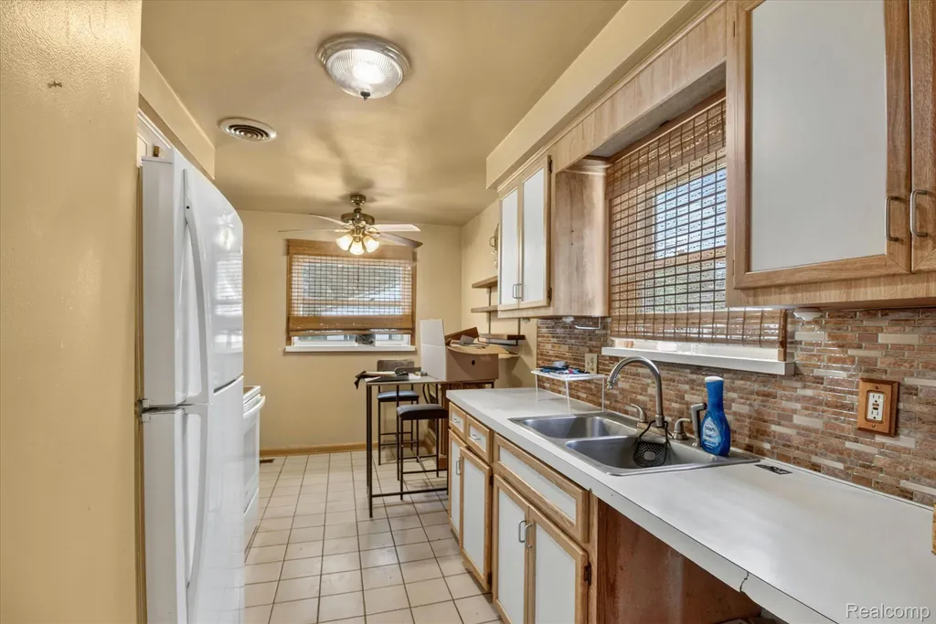 24584 Marine Avenue Eastpointe City MI 48021