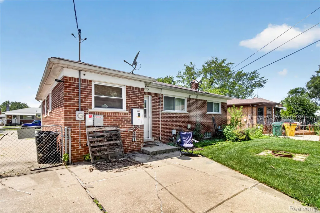 24584 Marine Avenue Eastpointe City MI 48021