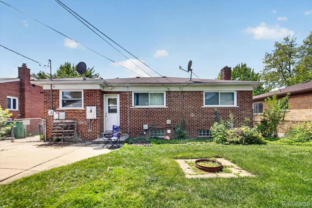 24584 Marine Avenue Eastpointe City MI 48021