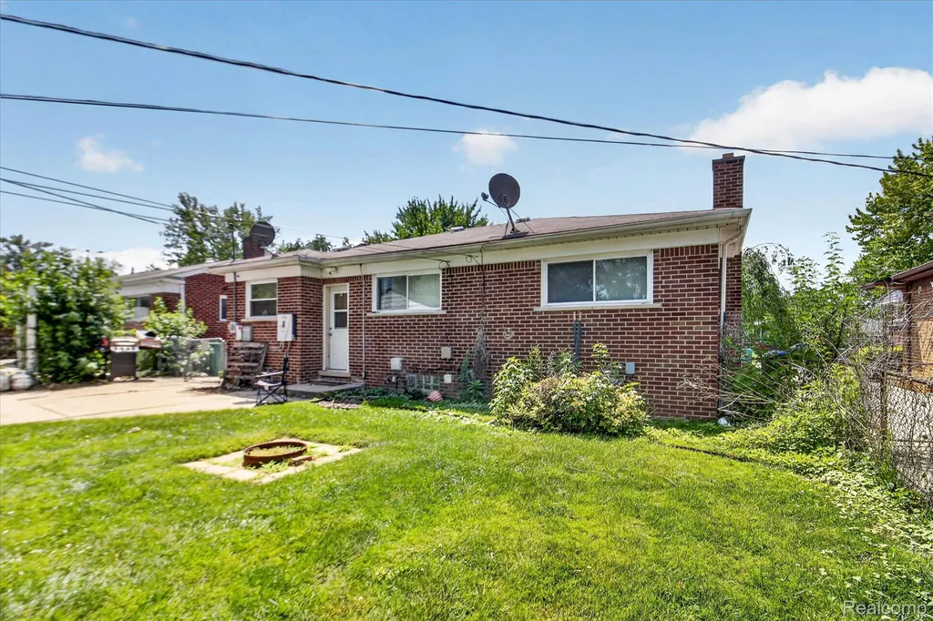 24584 Marine Avenue Eastpointe City MI 48021