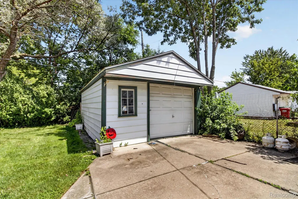 24584 Marine Avenue Eastpointe City MI 48021