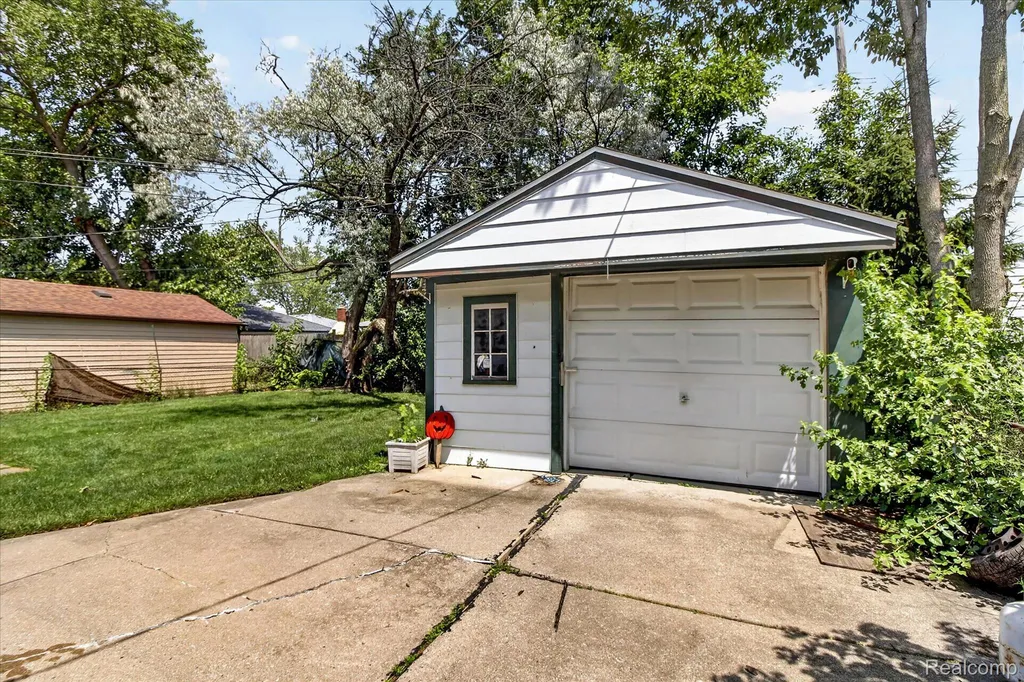 24584 Marine Avenue Eastpointe City MI 48021