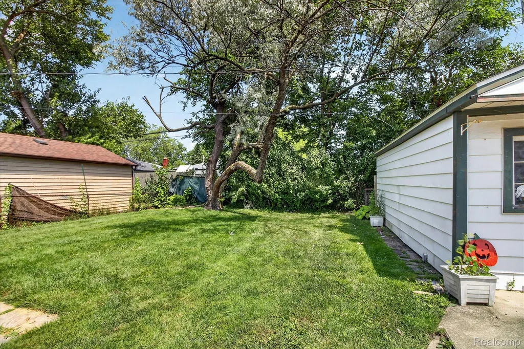 24584 Marine Avenue Eastpointe City MI 48021
