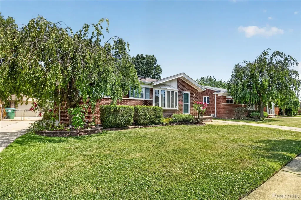 24584 Marine Avenue Eastpointe City MI 48021