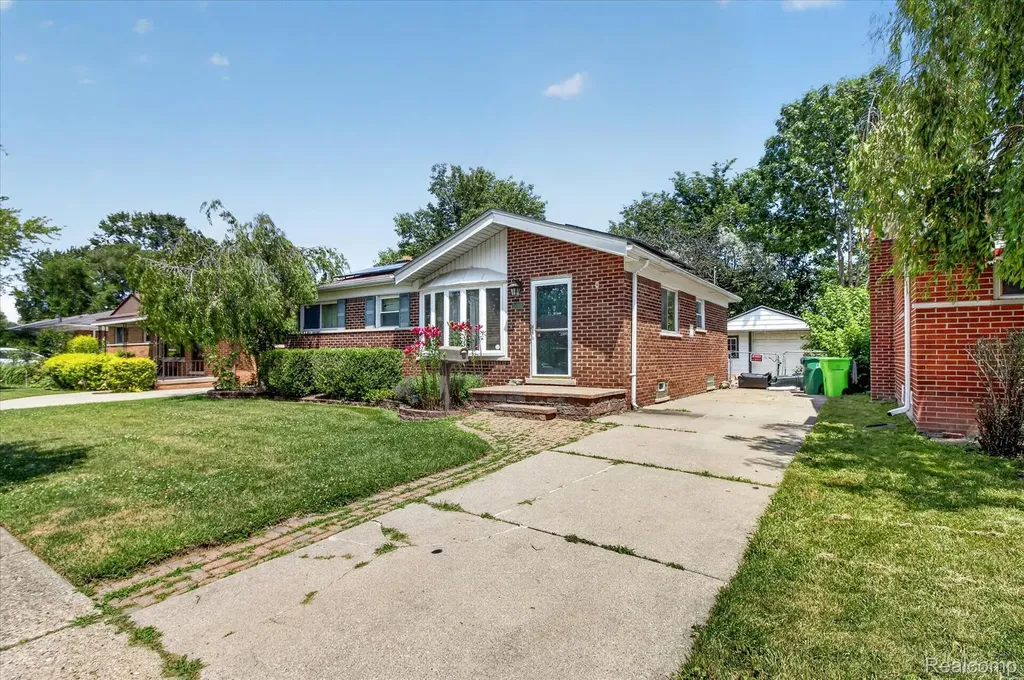 24584 Marine Avenue Eastpointe City MI 48021