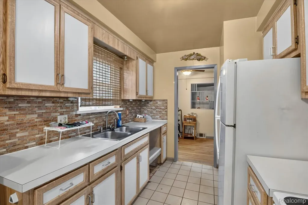 24584 Marine Avenue Eastpointe City MI 48021