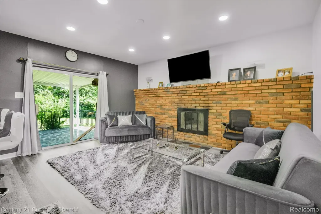 28906 Lorikay Street Farmington Hills City MI 48334