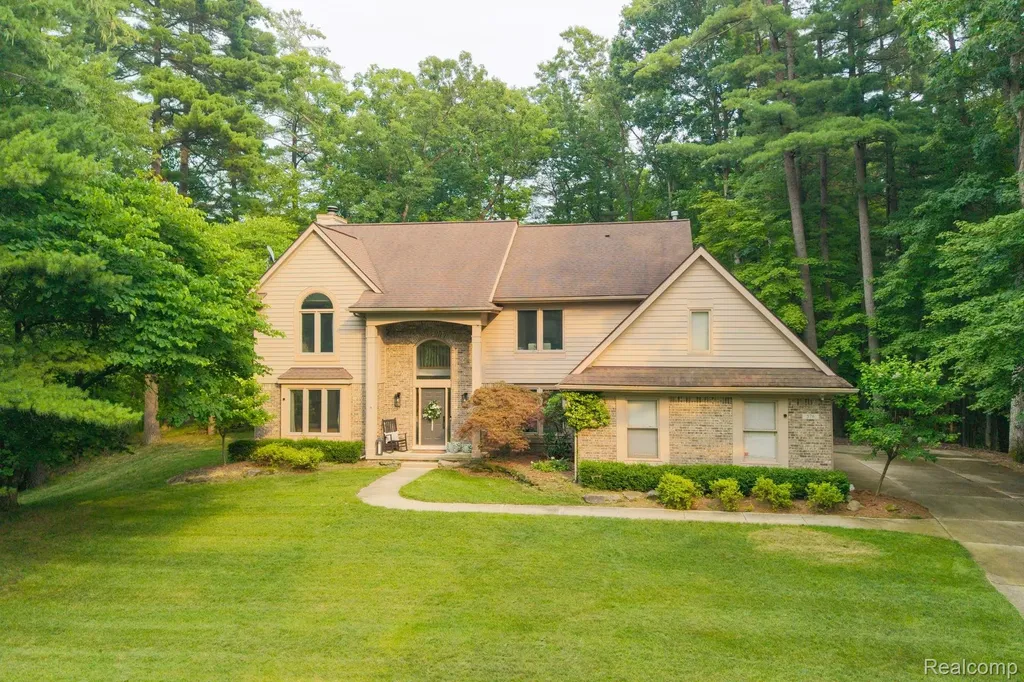 576 Indian Trail Orion Charter Township MI 48362