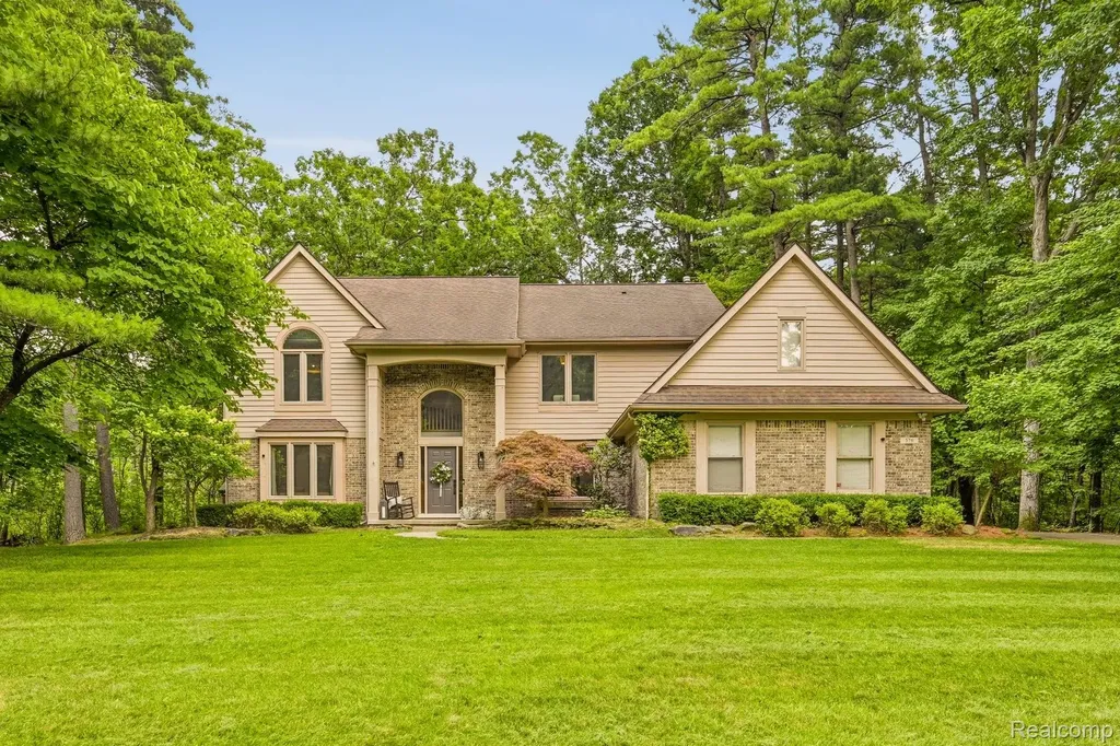 576 Indian Trail Orion Charter Township MI 48362