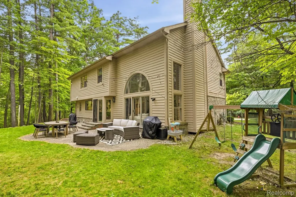 576 Indian Trail Orion Charter Township MI 48362