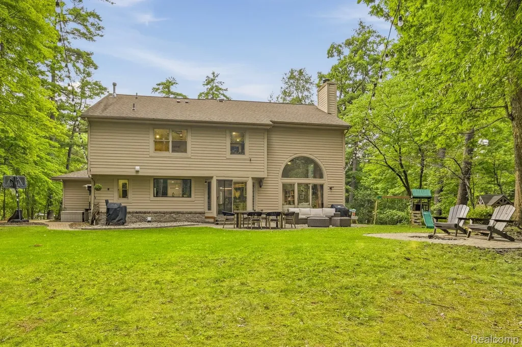 576 Indian Trail Orion Charter Township MI 48362