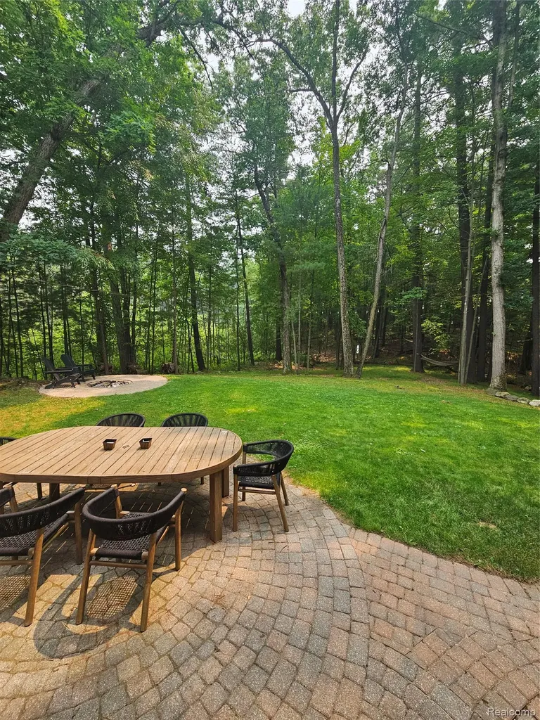 576 Indian Trail Orion Charter Township MI 48362