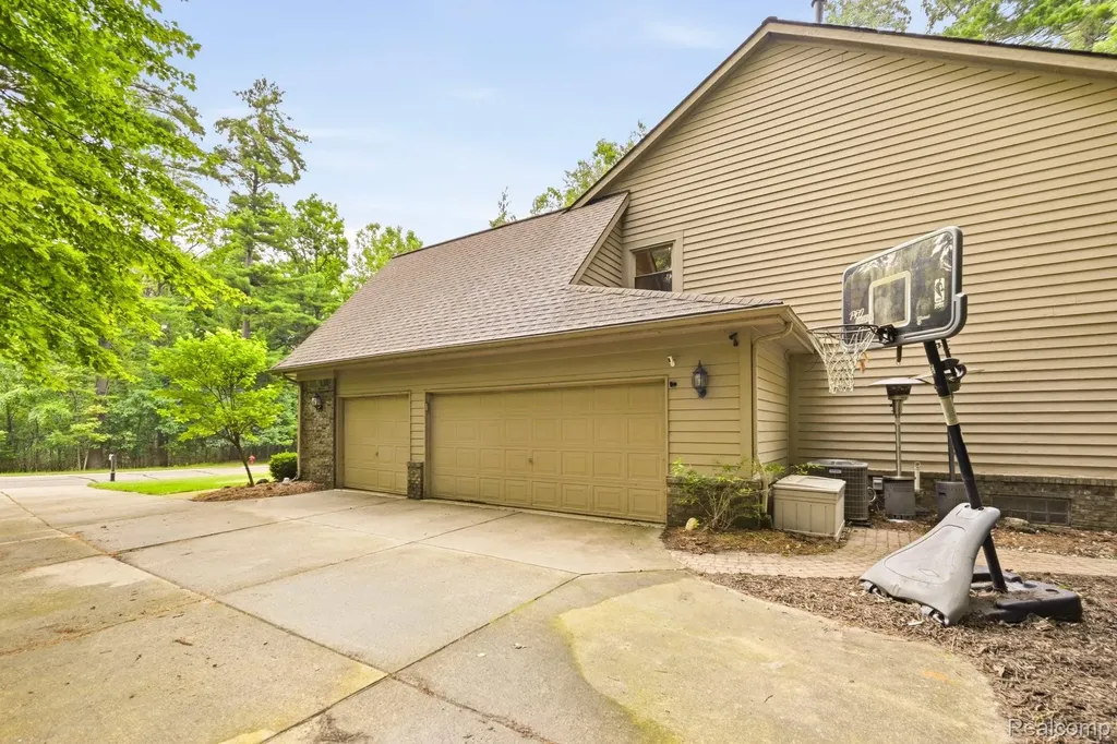576 Indian Trail Orion Charter Township MI 48362