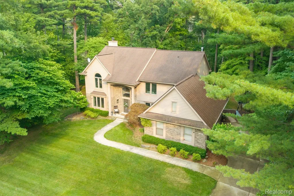 576 Indian Trail Orion Charter Township MI 48362