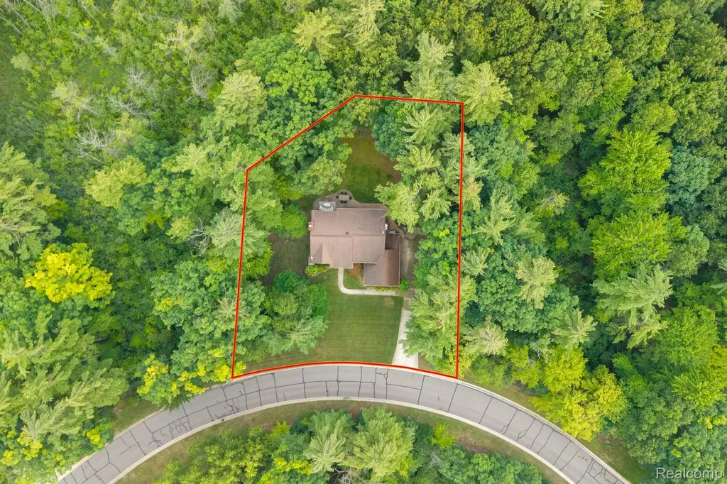 576 Indian Trail Orion Charter Township MI 48362