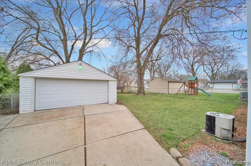 21237 Carlysle Street Dearborn City MI 48124