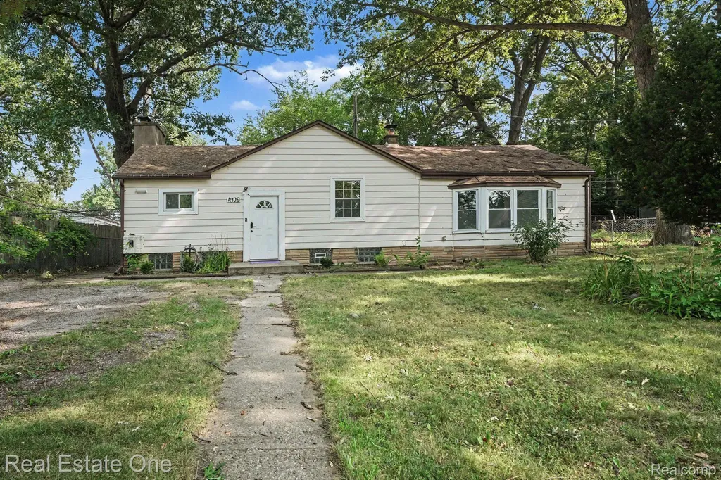 4229 Dolores Avenue Warren City MI 48091