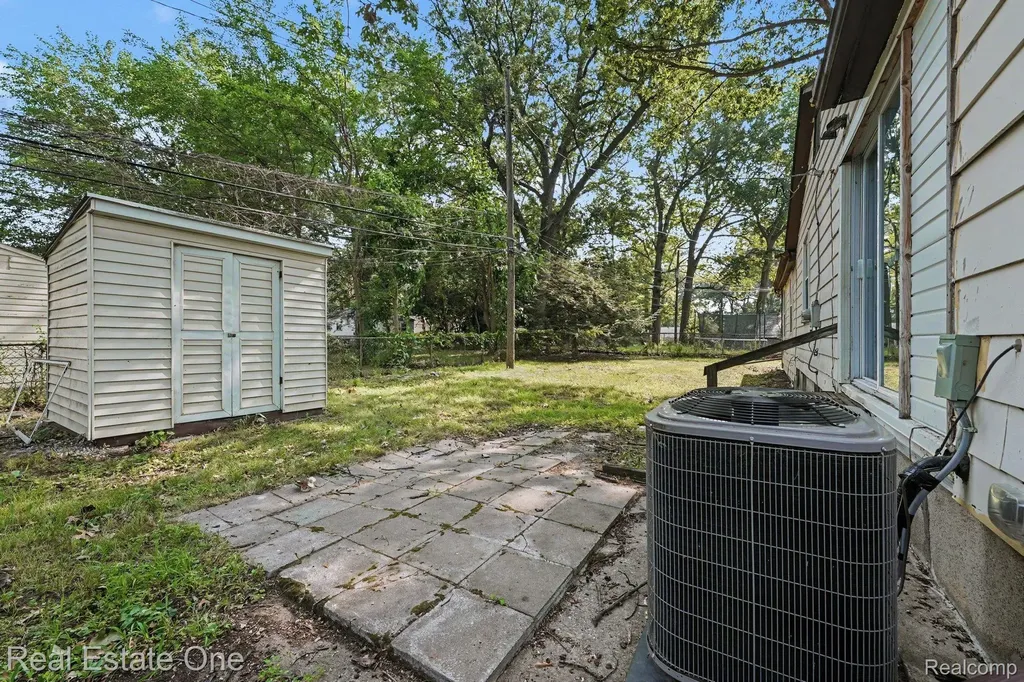 4229 Dolores Avenue Warren City MI 48091