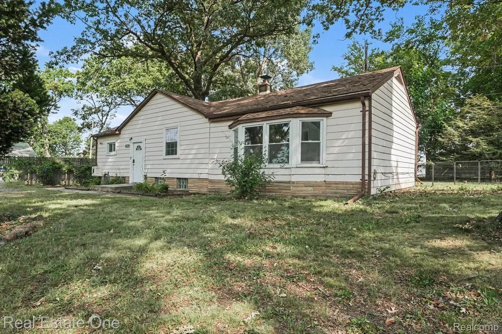 4229 Dolores Avenue Warren City MI 48091