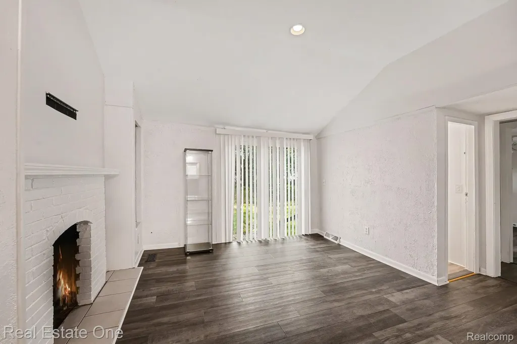 4229 Dolores Avenue Warren City MI 48091