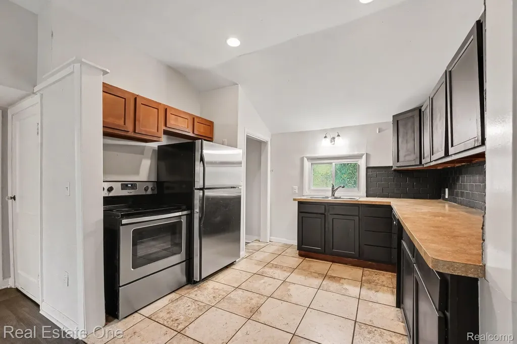 4229 Dolores Avenue Warren City MI 48091