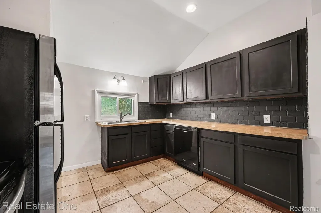 4229 Dolores Avenue Warren City MI 48091