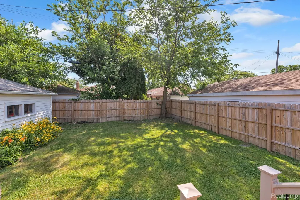 24574 Mabray Avenue Eastpointe City MI 48021