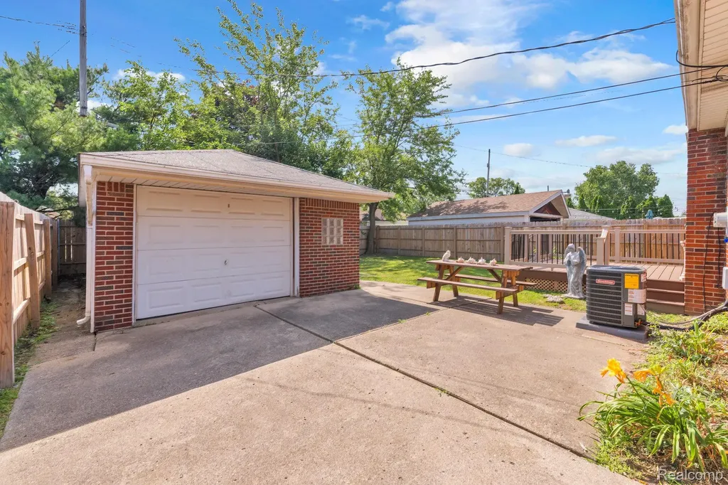 24574 Mabray Avenue Eastpointe City MI 48021