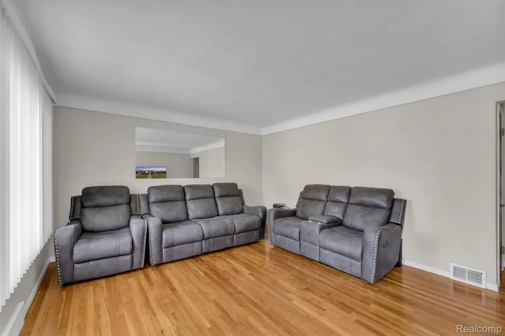 24574 Mabray Avenue Eastpointe City MI 48021