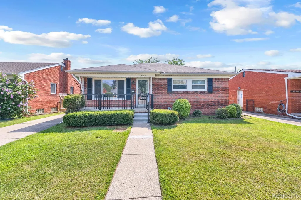 24574 Mabray Avenue Eastpointe City MI 48021