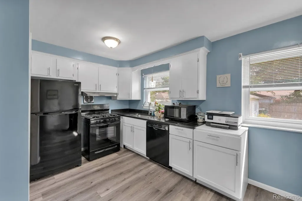 24574 Mabray Avenue Eastpointe City MI 48021