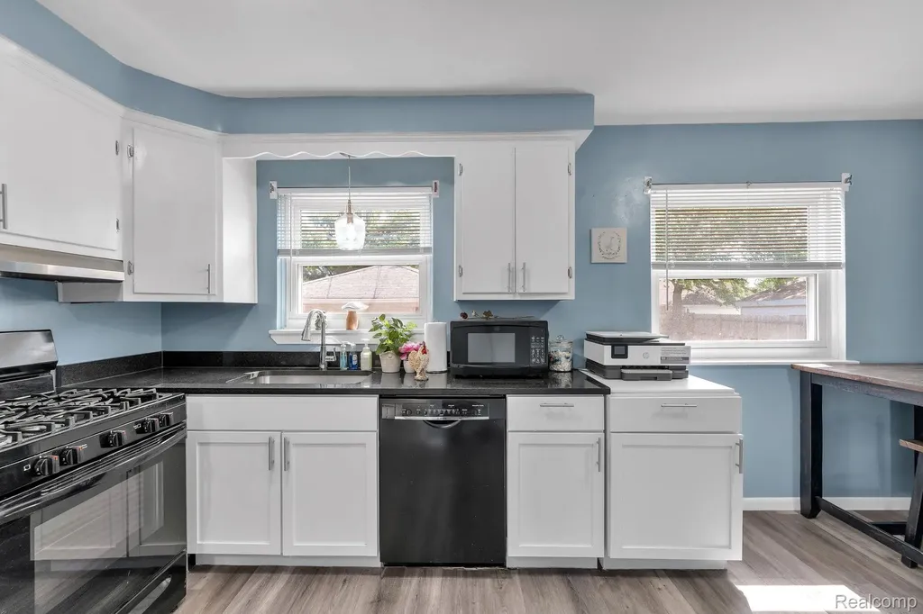 24574 Mabray Avenue Eastpointe City MI 48021