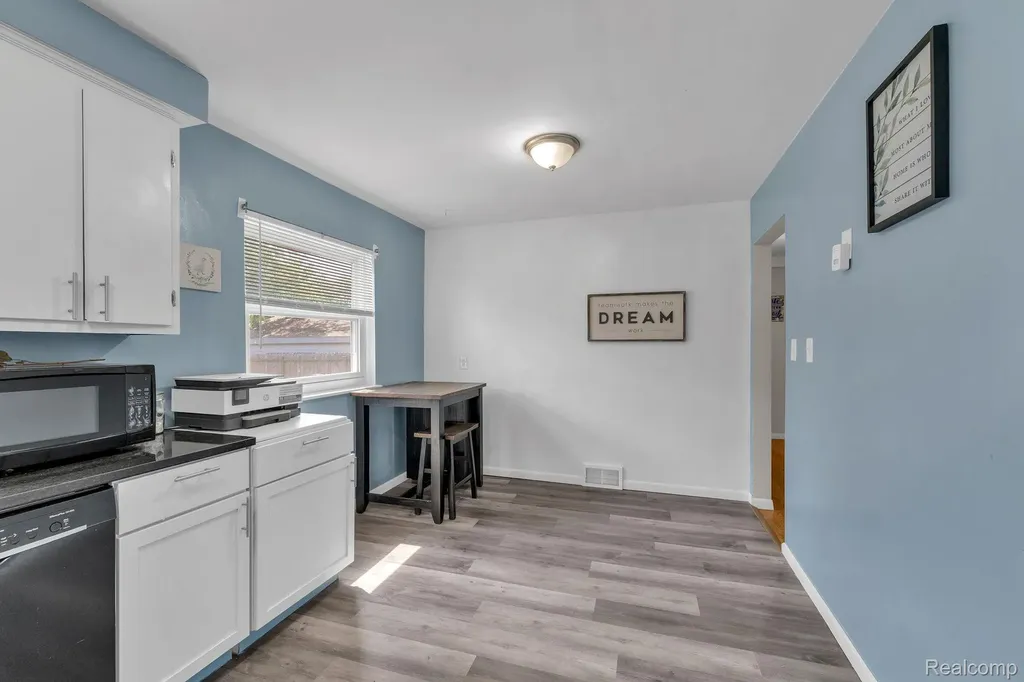 24574 Mabray Avenue Eastpointe City MI 48021